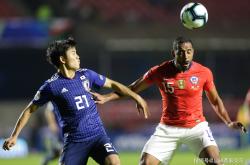 足球巾帼战士：女队球员满场奔跑赢得胜利的简单介绍