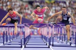 比赛现场气氛激烈，运动员们奋力拼搏的简单介绍